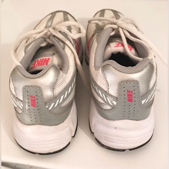 Nike Women’s Tennis Shoes Pink White Gray Size 7.5 - Picture 3 of 5